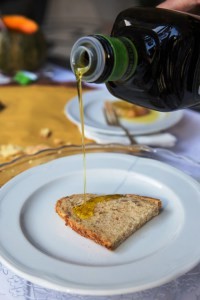 l'olio e il pane, la base della dieta mediterranea